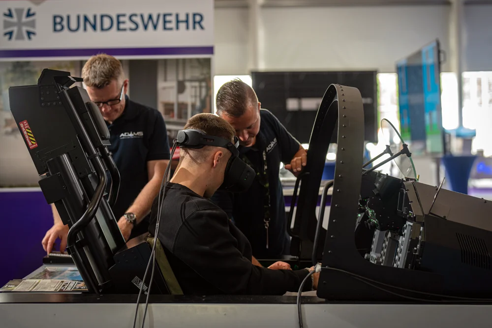 Wir unterstützen das Bundesamt für das Personalmanagement der Bundeswehr sowie das österreichische Bundesheer bei der Nachwuchsgewinnung. Wir stellen dabei nicht nur unseren ultrarealistischen Eurofighter Demonstrator zur Verfügung, sondern auch unser Personal mit ihren langjährigen fliegerischen Erfahrungen auf den diversesten Flugmustern.